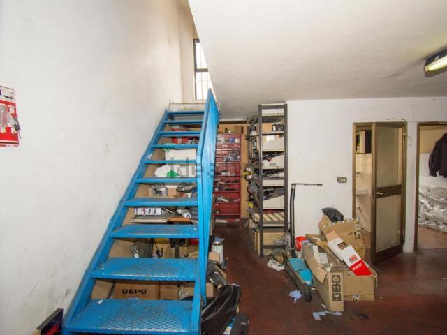Capannone in vendita di 570 m² in Via Marco Perennio