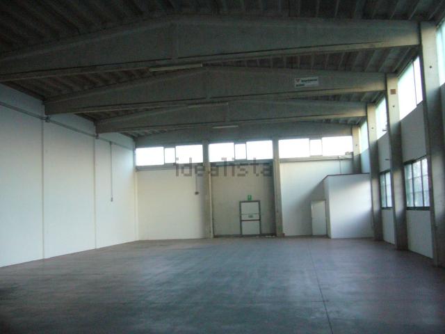 Capannone in vendita di 570 m² in Via Pedemontana