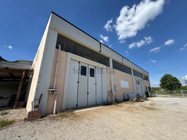 Capannone in vendita di 570 m² in Via XXV Aprile