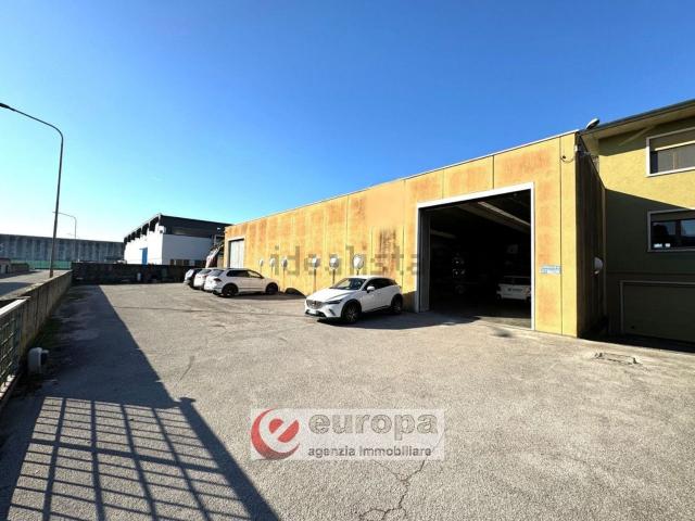 Capannone in vendita di 576 m² in Via Primo Maggio, 15