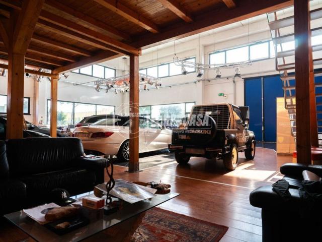 Capannone in vendita di 580 m² in Via del Commercio