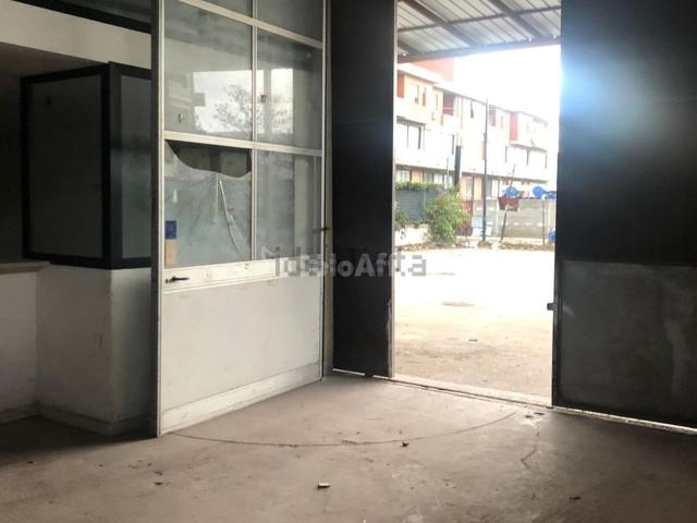 Capannone in vendita di 580 m² in Via salara vecchia