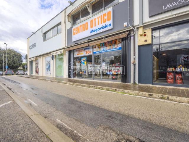 Capannone in vendita di 590 m²