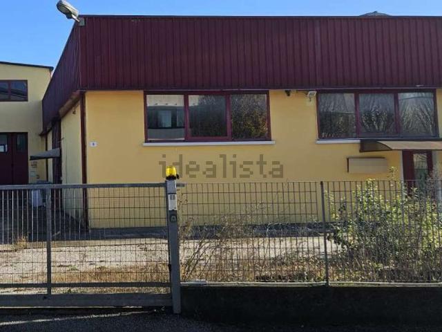 Capannone in vendita di 590 m² in Via delle Industrie