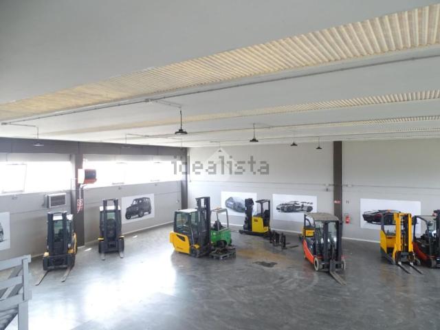 Capannone in vendita di 590 m² in Strada Provinciale Pavia, 32