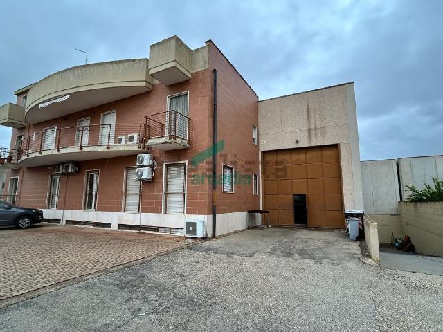 Capannone in vendita di 594 m² in Via dei Vetrai, 5