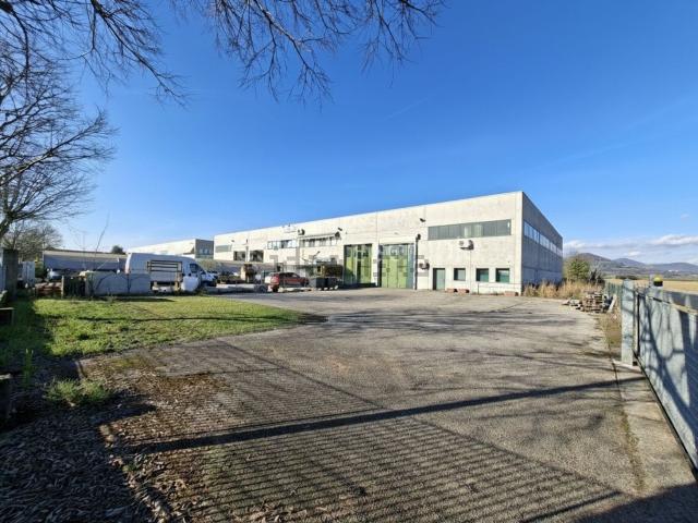 Capannone in vendita di 595 m² in Via Leonardo da Vinci