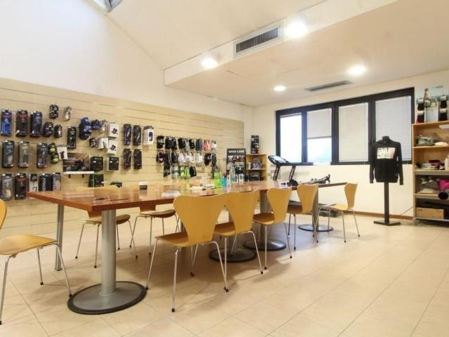 Capannone in vendita di 600 m² in Via Cartiera
