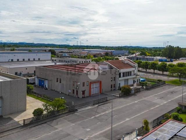 Capannone in vendita di 600 m² in Via Cristoforo Colombo, 4