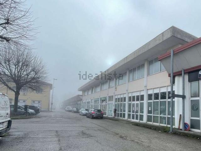 Capannone in vendita di 600 m² in Via Andrea Costa