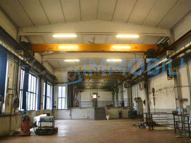 Capannone in vendita di 600 m² in Via Al Lago, 20