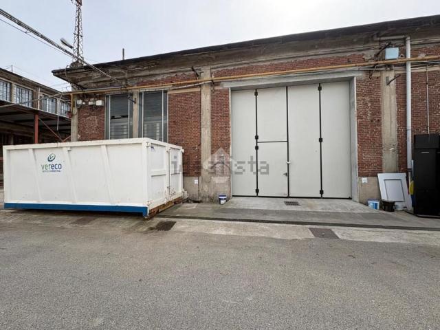 Capannone in vendita di 600 m² in Via alle Fabbriche, 85
