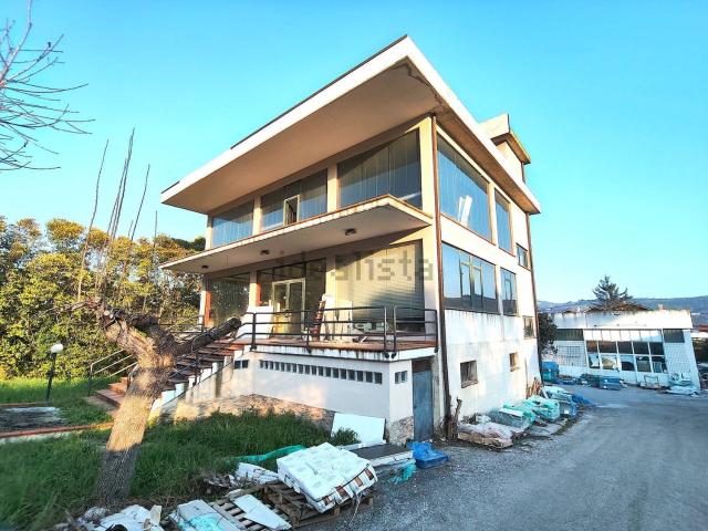 Capannone in vendita di 600 m² in Via B. Masci