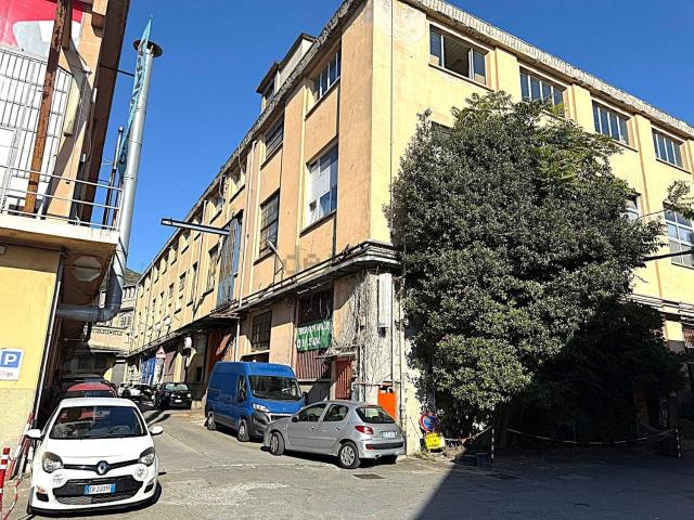 Capannone in vendita di 600 m² in Via Borzoli, 39