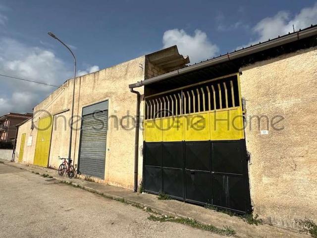 Capannone in vendita di 600 m² in Via Brancati