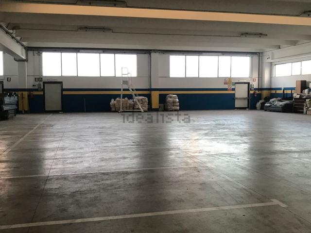 Capannone in vendita di 600 m² in Via G. Ferraris, 127