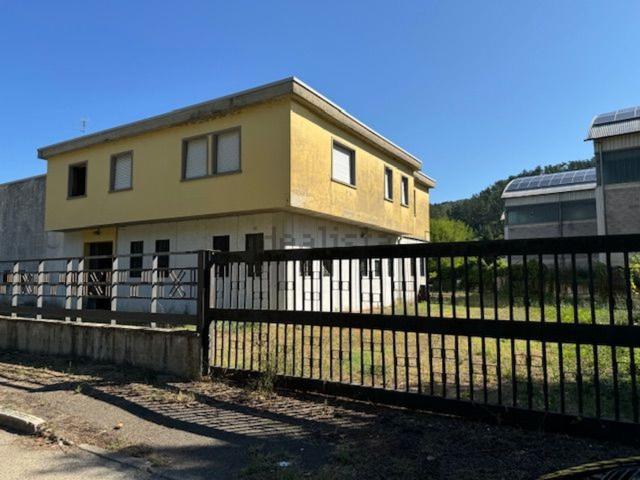 Capannone in vendita di 600 m² in Via Giuseppe di Vittorio, 21