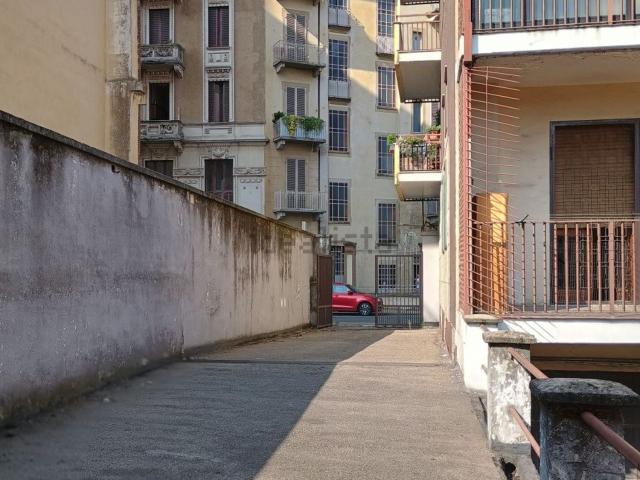 Capannone in vendita di 600 m² in Via Gianfrancesco Fiochetto, 35