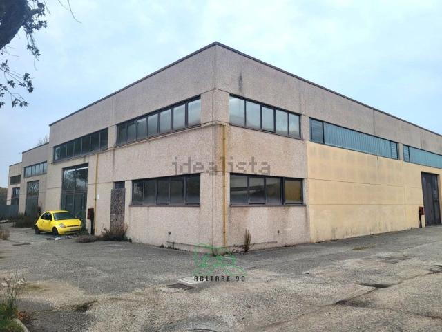 Capannone in vendita di 600 m² in Via del Fiume, 47
