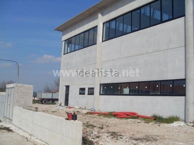 Capannone in vendita di 600 m² in Via Del Lavoro