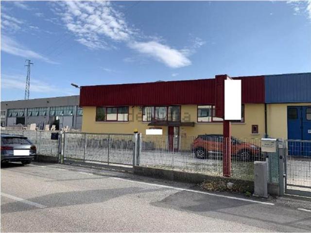 Capannone in vendita di 600 m² in Via delle Industrie, 8