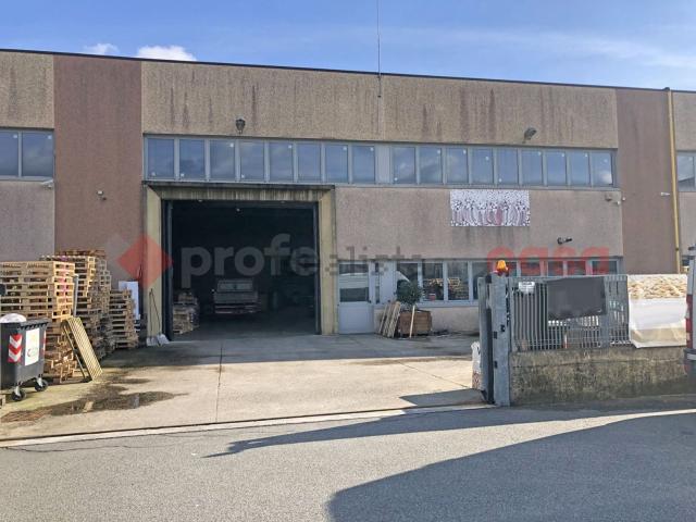 Capannone in vendita di 600 m² in Via delle Robinie