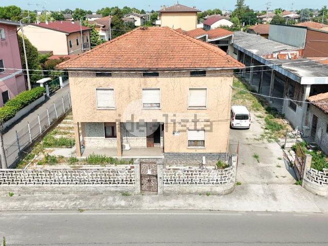 Capannone in vendita di 600 m² in Via Luigi Gramatica, 27