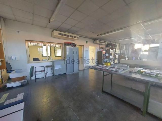 Capannone in vendita di 600 m² in Via Pialoi