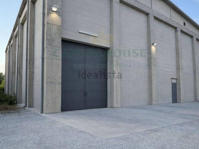 Capannone in vendita di 600 m² in Via Principe Lancellotti