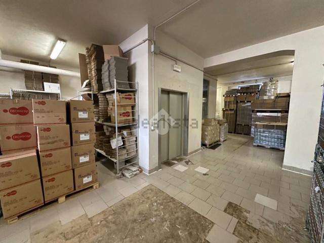 Capannone in vendita di 600 m² in Via Torino, 175