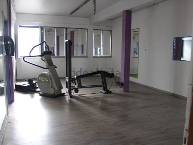 Capannone in vendita di 600 m² in Viale Cesare Cattaneo, 23