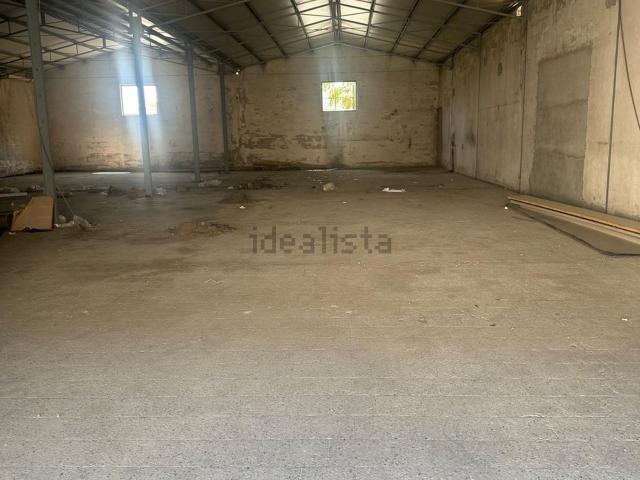 Capannone in vendita di 600 m² in Viale Lucrezia della Valle
