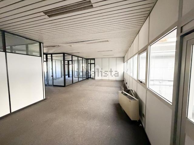 Capannone in vendita di 600 m² in Corso Promessi Sposi, 23