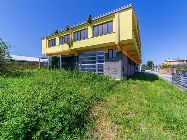 Capannone in vendita di 601 m² in Contrada Villa Martelli, 281