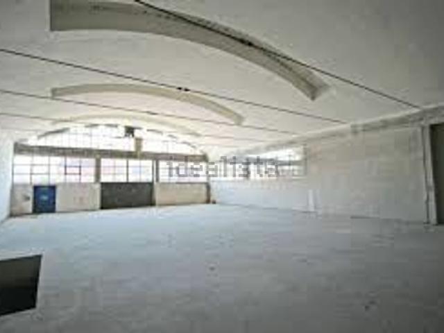 Capannone in vendita di 605 m² in Via Genova