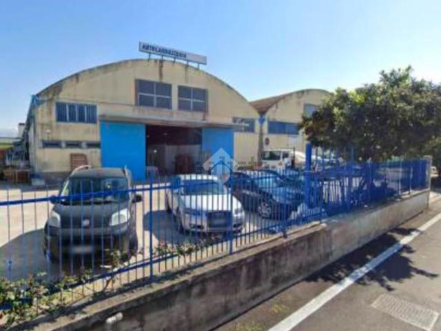 Capannone in vendita di 608 m² in Via Case Rosse, 30
