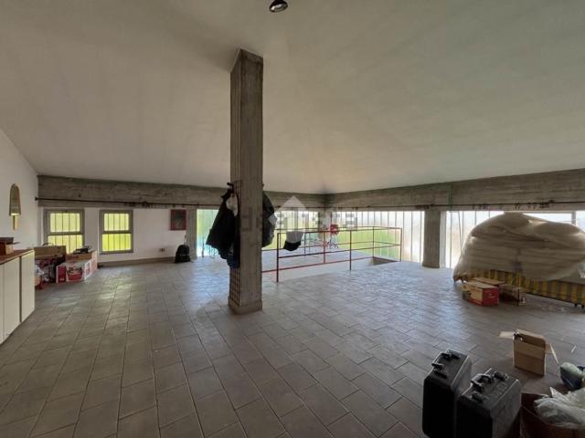 Capannone in vendita di 610 m² in Via Gaetano Donizetti
