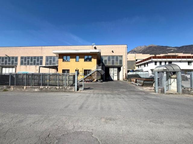 Capannone in vendita di 610 m² in Via Saletti, 26