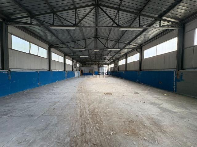 Capannone in vendita di 610 m² in Via San Ippolito