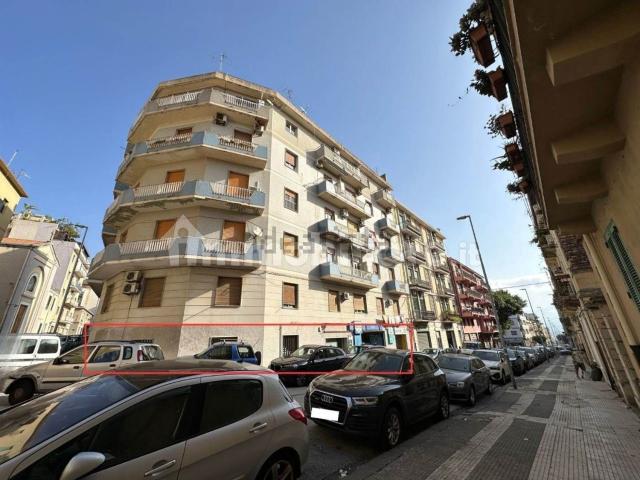 Capannone in vendita di 610 m² in Via Santa Maria dell&apos Arco