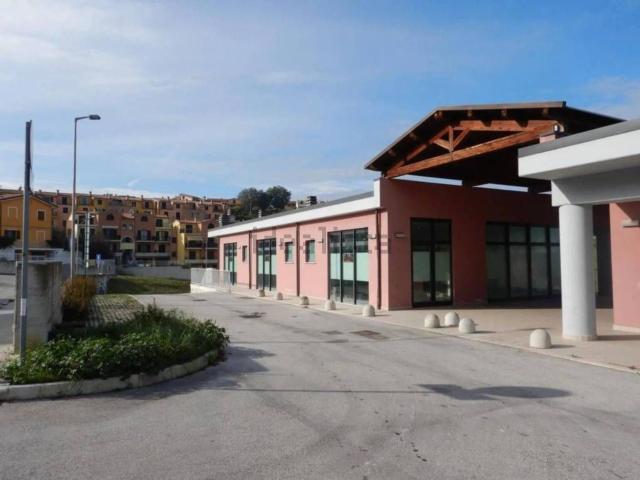 Capannone in vendita di 619 m² in Via Terenzio Mamiani