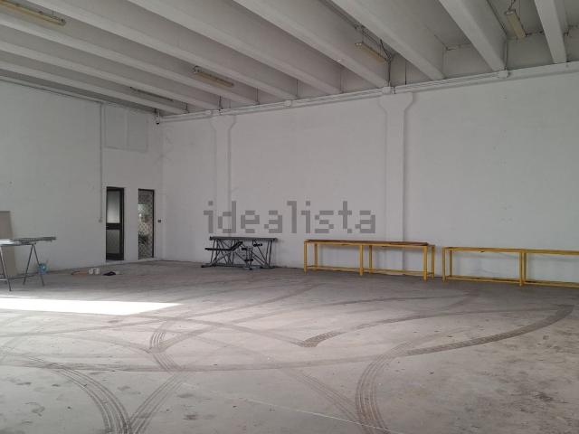 Capannone in vendita di 430 m² in Via 1ª Strada, 11