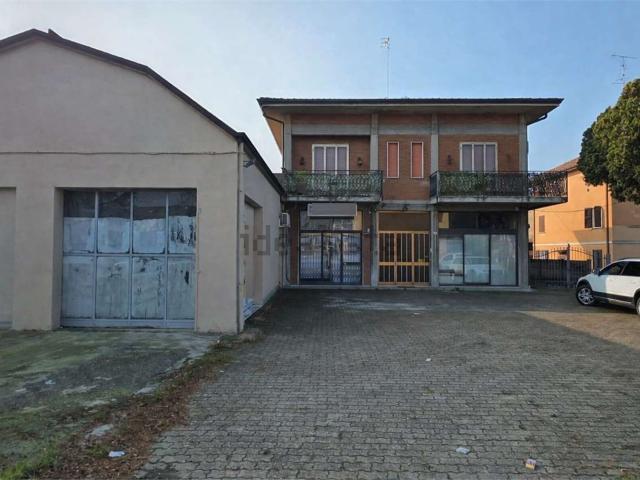 Capannone in vendita di 620 m² in Via Aldo Palazzeschi, 1