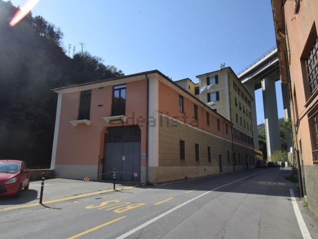 Capannone in vendita di 620 m² in Via Ovada, 2