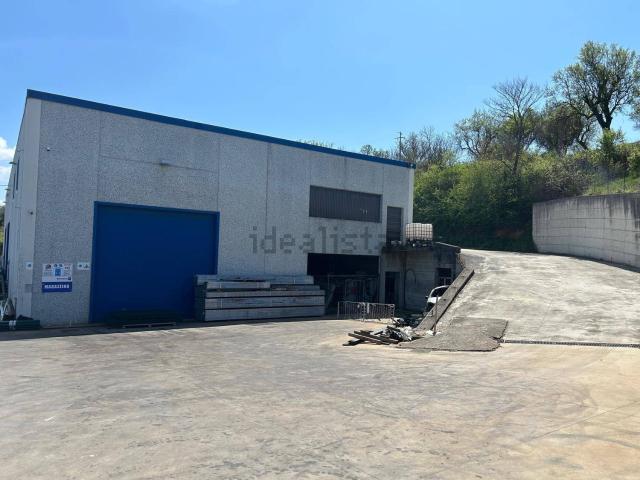 Capannone in vendita di 620 m² in Contrada Loreto