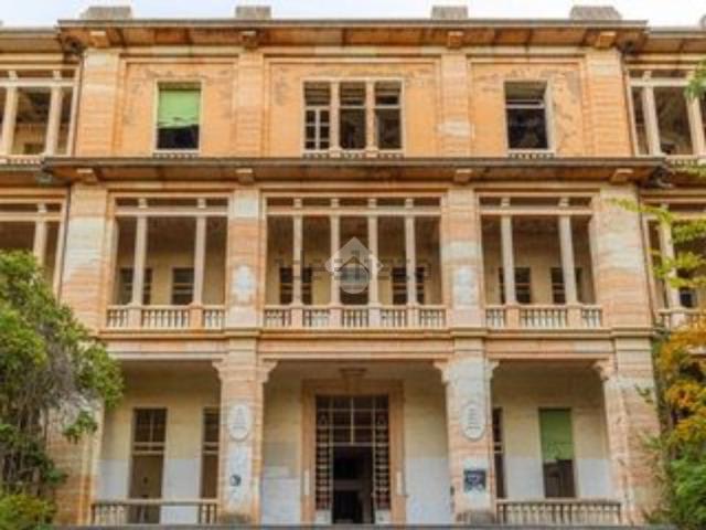 Capannone in vendita di 6257 m² in Via Grola, 1