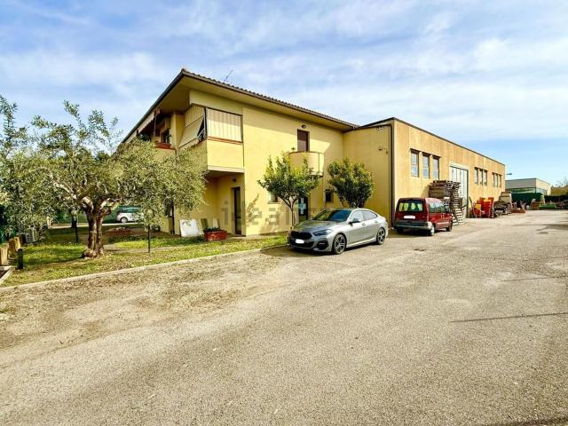 Capannone in vendita di 630 m² in Via Siria, 76