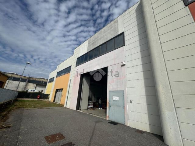 Capannone in vendita di 634 m² in Strada Banchette, 3