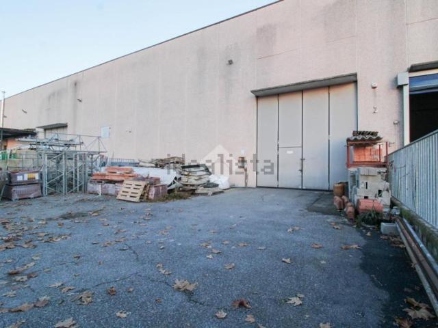Capannone in vendita di 635 m² in Via Achille Grandi, 25