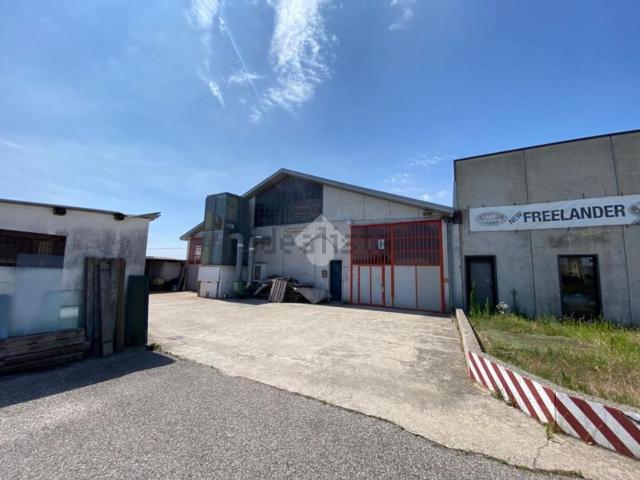 Capannone in vendita di 637 m² in Via Ca&apos  di Cozzi, 53